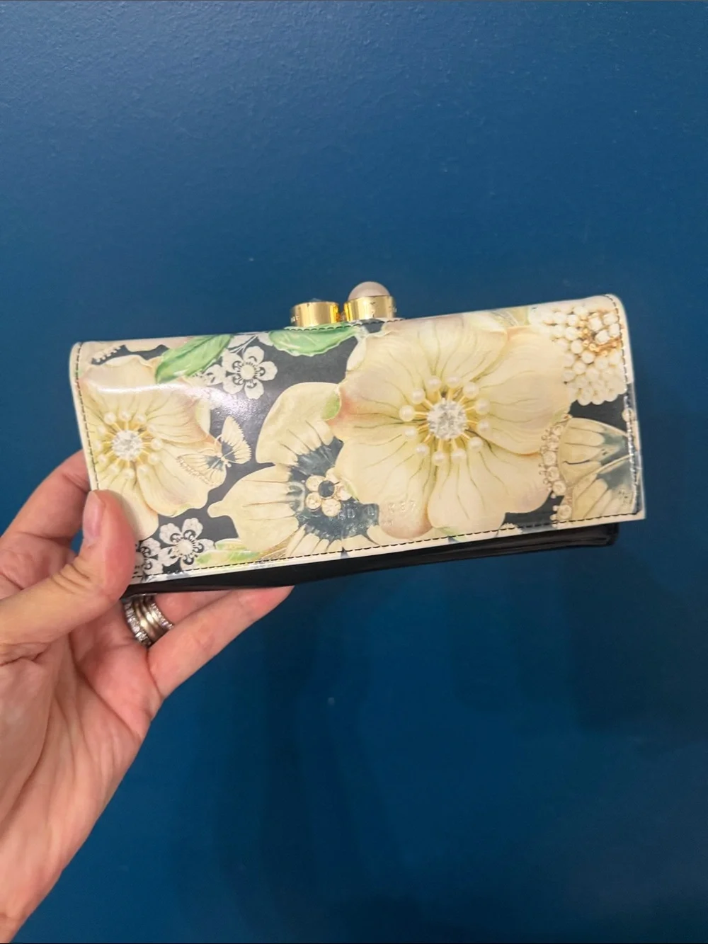 Ted Baker London Floral Print Wallet in Cream and Black